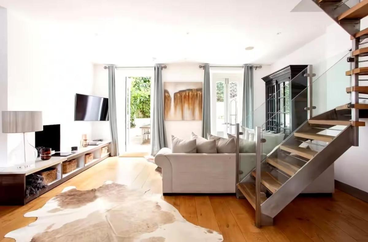 3 Bedrooms- Iconic Little Venice With Private Garden Apartment *