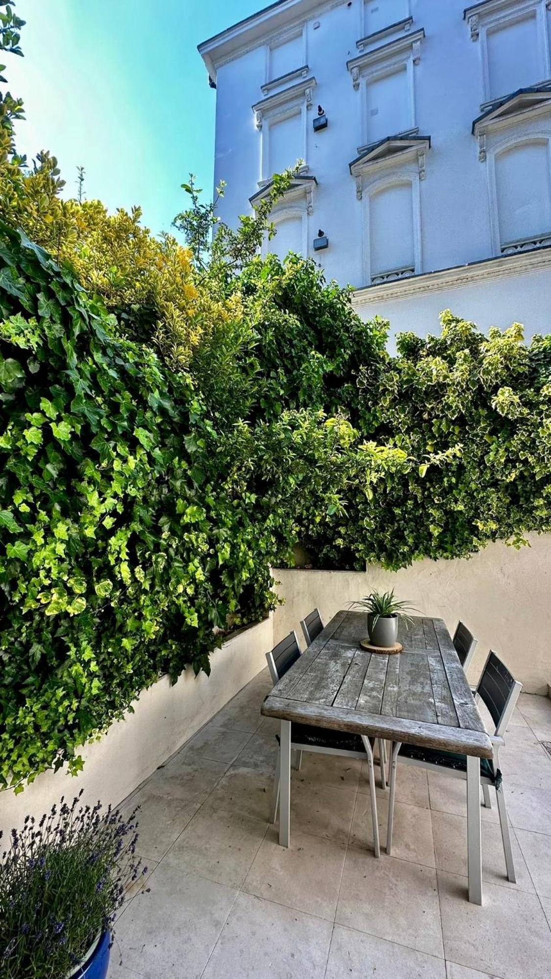 3 Bedrooms- Iconic Little Venice With Private Garden Apartment