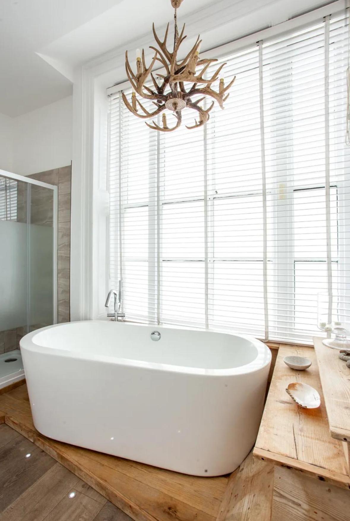 3 Bedrooms- Iconic Little Venice With Private Garden Apartment *