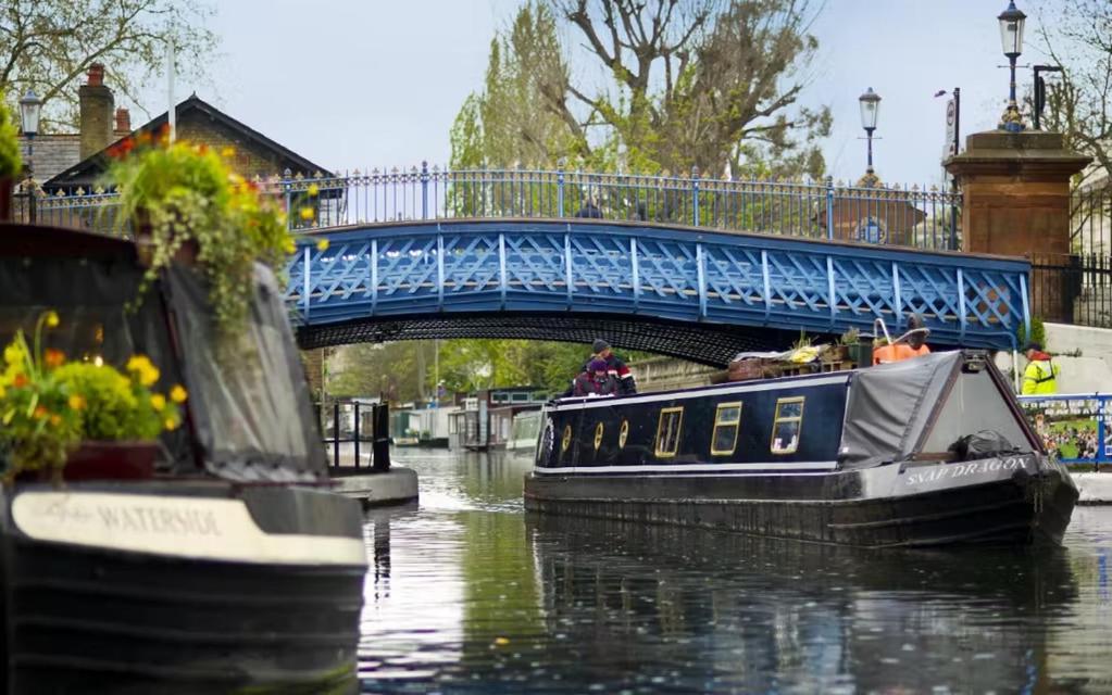 3 Bedrooms- Iconic Little Venice With Private Garden Apartment *