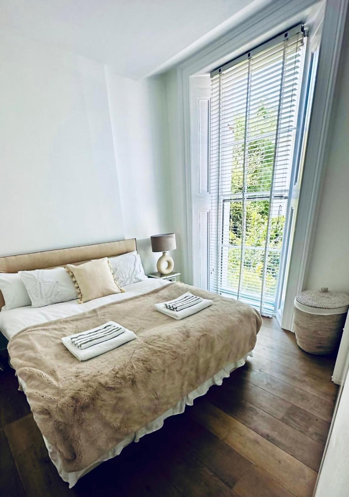 3 Bedrooms- Iconic Little Venice With Private Garden Apartment London